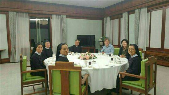 문재인 대통령과 부인 김정숙 여사가 13일 오후 청와대 관저로 거처를 옮긴 후 다디던 홍제동 성당 신부님을 초청, 축성식을 가졌다. 사진은 문 대통령 내외가 축성식 후 신부님, 수녀님과 함께 차를 마시며 담소를 나누는 모습.