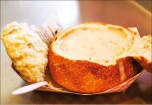 피셔맨스워프 지역에 왔다면 사워 도우 빵과 클램 차우더는 맛봐야 한다.