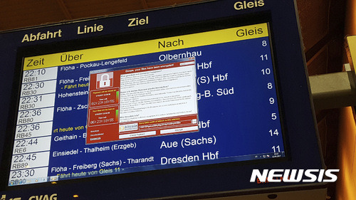 【켐니츠(독일)=AP/뉴시스】 12일 글로벌 해킹의 주범 '워너크라이'의 공격으로 인해 마비된 독일 켐니츠시의  철도청 컴퓨터 화면. 독일 국영철도회사는 열차 발착시간 프로그램에 대한 이 사이버 공격이 독일의 모든 부문에 걸친 공격중의 하나였지만, 실제로 철도운영에는 지장이 없다고 말했다. 2017.05.14