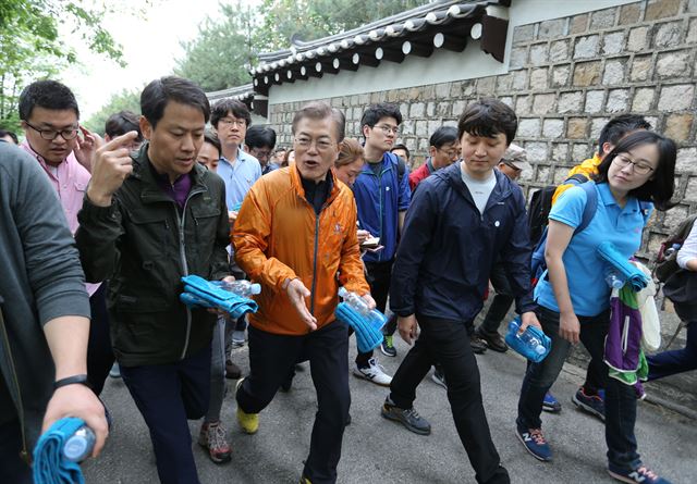 문재인 대통령이 13일 대선 기간 자신을 담당했던 기자들과 북안산 산행을 나서고 있다. 청와대사진기자단