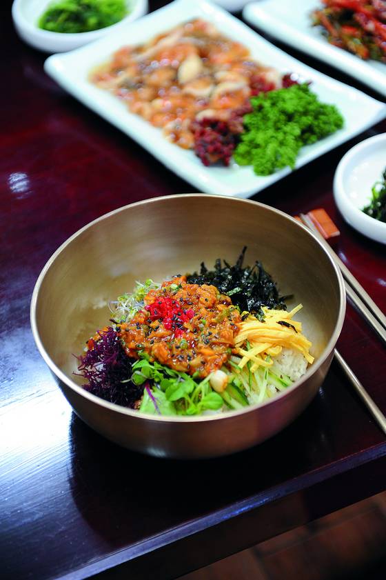 놋그릇에 담겨나오는 멍게비빔밥. 화려한 색만 봐도 군침이 돈다.