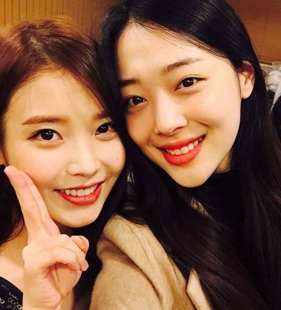 아이유와 설리.