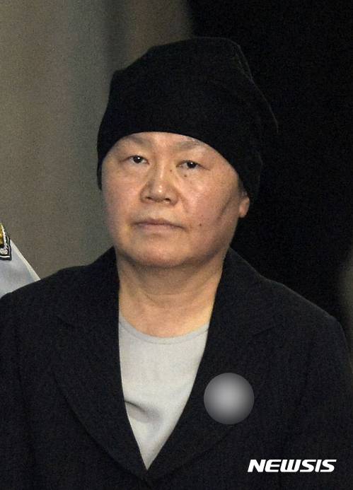 【서울=뉴시스】최진석 기자 = 김경숙 전 이화여대 학장이 15일 오전 서초구 서울중앙지법에서 열린 '최순실 딸 정유라 특혜' 관련 6차 공판에 출석하고 있다. 2017.05.15.    myjs@newsis.com