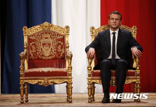 【파리=AP/뉴시스】에마뉘엘 마크롱 프랑스 신임 대통령이 14일(현지시간) 파리 시청에서 열린 행사에 참석해 안 이달고 시장의 연설을 듣고 있다. 2017.5.15.