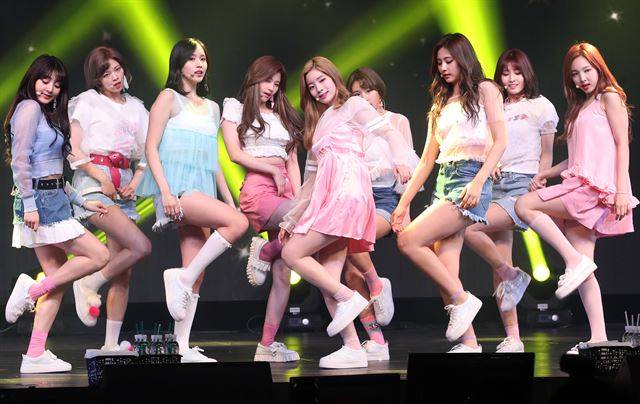 걸그룹 트와이스가 15일 오후 서울 한남동 블루스퀘어 삼성카드홀에서 열린 네 번째 미니앨범 '시그널(SIGNAL)' 발매 쇼케이스에서 공연을 펼치고 있다. 연합뉴스