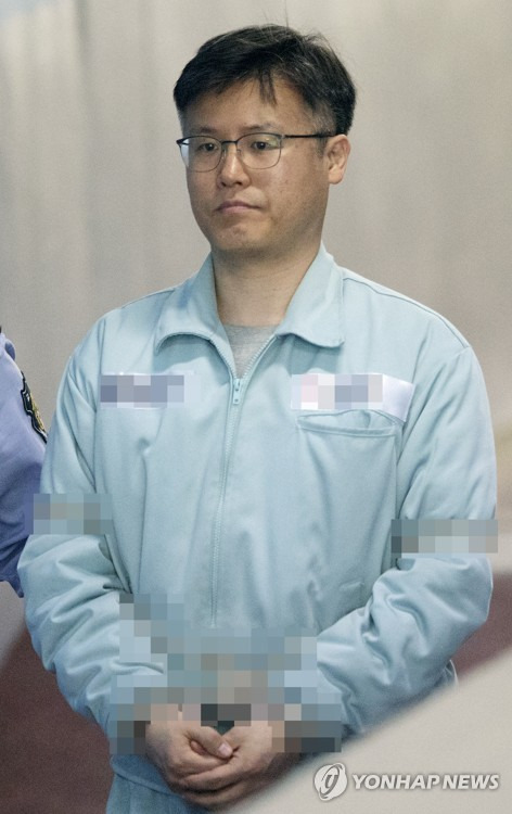 (서울=연합뉴스) 윤동진 기자 = 정호성 전 청와대 부속비서관이 17일 오전 서초구 서울중앙지방법원에서 열린 이재용 삼성전자 부회장을 비롯한 삼성그룹 전·현직 임원들의 속행공판에 증인으로 출석하기 위해 호송차에서 내려 법정으로 향하고 있다. 2017.5.17      mon@yna.co.kr