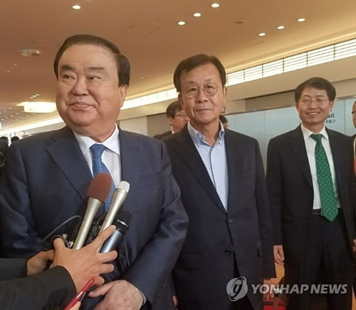 (도쿄=연합뉴스) 김정선 특파원 = 한국 새 정부의 일본 특사인 문희상(왼쪽) 더불어민주당 의원이 17일 하네다공항을 통해 일본에 도착했다. 2017.5.17      jsk@yna.co.kr
