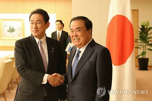 (도쿄=연합뉴스) 김병규 특파원 = 문재인 새 정부의 일본 특사인 문희상(오른쪽) 전 국회부의장이 17일 도쿄(東京)에 있는 외무성에서 기시다 후미오(岸田文雄) 외무상과 면담을 하기에 앞서 악수를 하고 있다.  bkkim@yna.co.kr