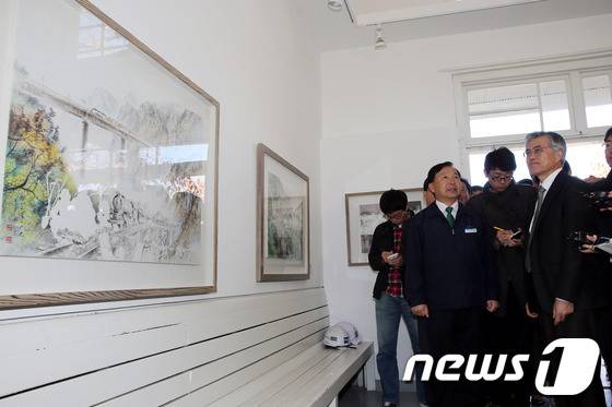 2012년 11월 당시 민주통합당 대선후보였던 문재인 대통령이 강원도 원주시 반곡동 강원혁신도시 현장 방문을 마친뒤 미술갤러리로 다시 태어난 중앙선 반곡역을 찾아 관계자의 설명을 들으며 작품들을 관람하고 있다.2012.11.2/뉴스1