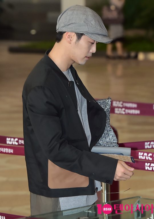 배우 김재원이 19일 오전 해외일정 참석 차 김포국제공항을 통해 일본으로 출국하며 공항패션을 선보이고 있다.