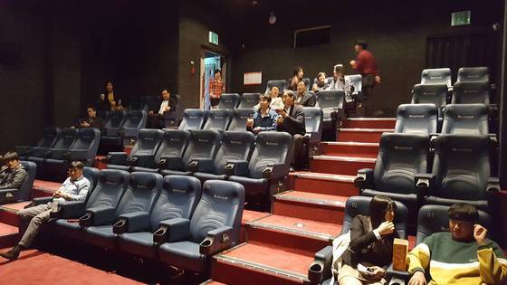 충남 예산군 예산시네마를 찾은 관람객들이 영화가 상영되기 전 자리에 앉아 기다리고 있다. [신진호 기자]