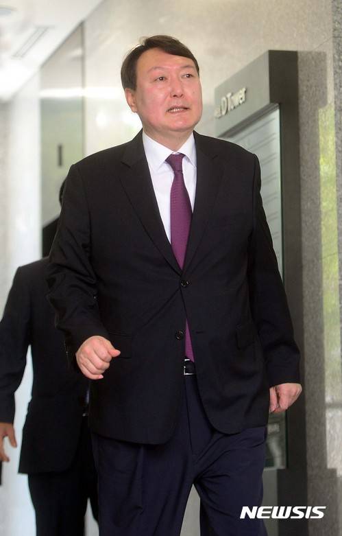 【서울=뉴시스】조성봉 기자 =서울중앙지검장으로 승진 임명된 윤석열 대전고검 검사가 19일 오후 서울 서초구 특검 사무실에서 나서고 있다.  윤 신임 서울중앙지검장은 “너무 벅찬 직책을 맡게 돼서 깊이 고민을 해 보겠다 최선을 다하겠다“고 말했다. 2017.05.19.  suncho21@newsis.com