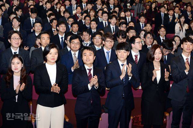 제46기 사법연수원 수료식이 열린 1월 16일 경기 고양시 사법연수원에서 수료생들이 수상자들에게 박수를 치며 축하하고 있다. 고영권기자youngkoh@hankookilbo.com