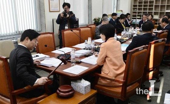 더불어민주당 박범계 법사위 법안심사제1소위원장이 2월 27일 서울 여의도 국회에서 열린 법안심사소위원회를 주재하고 있다. /사진=뉴스1