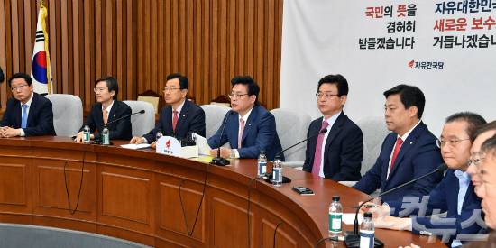 자유한국당 정우택 원내대표 겸 대표 권한대행이 12일 오전 국회에서 원내대책회의를 주재하고 있다. (사진=윤창원 기자/자료사진)