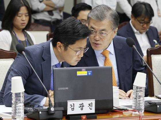 문재인 당시 새정치민주연합 대표(오른쪽)가 지난 2015년 9월 10일 오전 서울 용산 국방부에서 열린 국회 국방위원회 국방부 국정감사에서 김광진 당시 의원과 이야기 하고 있다. [중앙포토]