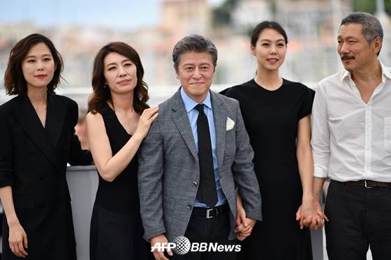 사진 왼쪽부터 김새벽, 조윤희, 권해효, 김민희, 홍상수 감독 /AFPBBNews=뉴스1