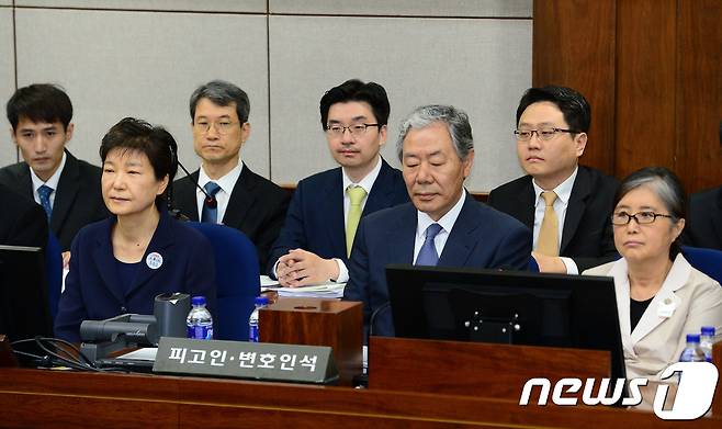 뇌물혐의 등으로 구속기소 된 박근혜 전 대통령(왼쪽)이 23일 서울 서초동 서울중앙지법에서 열린 첫 재판에 출석, 최순실 씨와 함께 재판시작을 기다리고 있다.  2017.5.23/뉴스1 © News1 사진공동취재단