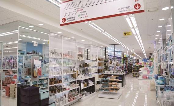 다이소 강남고속버스터미널점의 규모는 2145㎡(650평)로 서울에서 가장 크다./다이소 제공