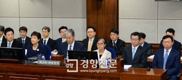 뇌물혐의 등으로 구속 기소된 박근혜 전 대통령이 23일 오전 서울 서초동 서울중앙지방법원417호 형사대법정에서 열린 첫 정식재판에 출석했다. 이날 재판에는 함께 기소된 최순실씨, 신동빈 롯데그룹 회장이 박 전 대통령과 피고인석에 섰다. 사진공동취재단