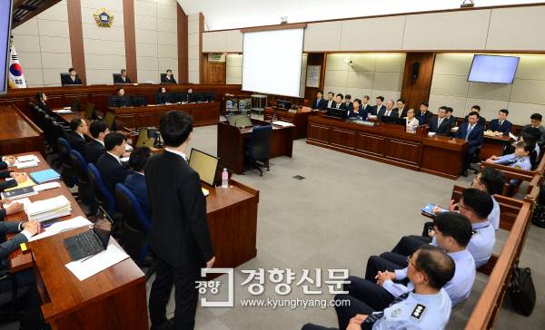 뇌물혐의 등으로 구속 기소된 박근혜 전 대통령이 23일 오전 서울 서초동 서울중앙지방법원417호 형사대법정에서 열린 첫 정식재판에 출석했다. 이날 재판에는 함께 기소된 최순실씨, 신동빈 롯데그룹 회장이 박 전 대통령과 피고인석에 섰다. 사진공동취재단