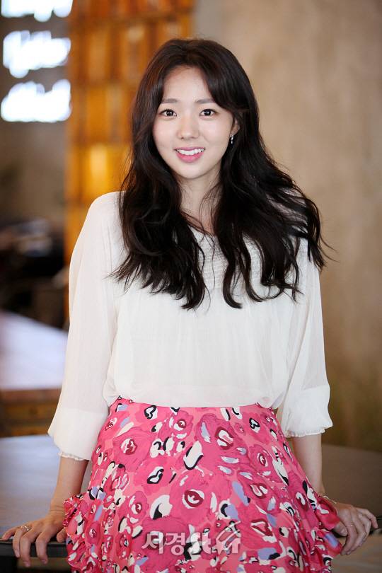 배우 채수빈이 19일 서울 강남구의 한 카페에서 열린 MBC 월화드라마 ‘역적: 백성을 훔친 도적’ 종방 인터뷰를 갖기 전 포토타임을 갖고 있다./사진=지수진 기자