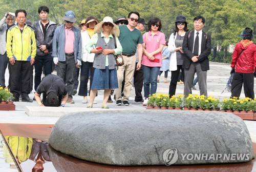 (김해=연합뉴스) 김동민 기자 = 노무현 전 대통령 서거 8주기인 23일 오전 경남 김해시 진영읍 봉하마을을 찾은 시민이 노 전 대통령 묘소를 참배하고 있다.     image@yna.co.kr