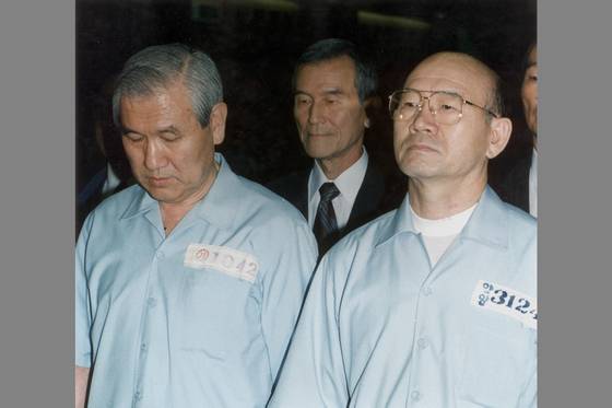 전두환(오른쪽)·노태우 전 대통령이 1996년 8월26일 417호 법정에 선 모습. [중앙포토]