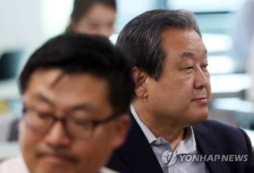 24일 오전 서울 여의도 바른정당 당사에서 열린 국회의원-원외위원장 연석회의에 참석한 김무성 의원이 뒷자리에 앉아 있다.