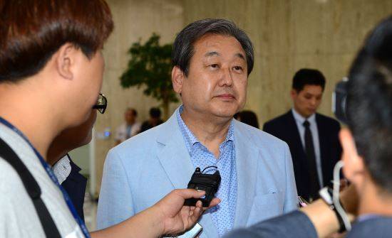 지난 17일 일본으로 출국한 바른정당 김무성 의원이 23일 오후 서울 강서구 김포국제공항 입국장으로 귀국해 취재진의 질문을 경청하고 있다. 사진=뉴시스