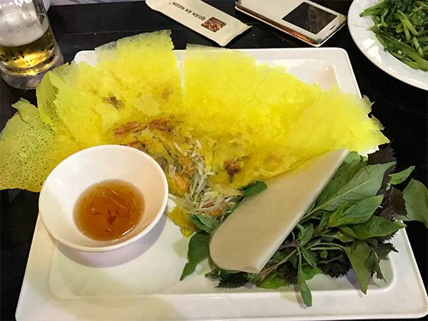 베트남 중부 지방의 요리인 반세오. ⓒ MK스타일