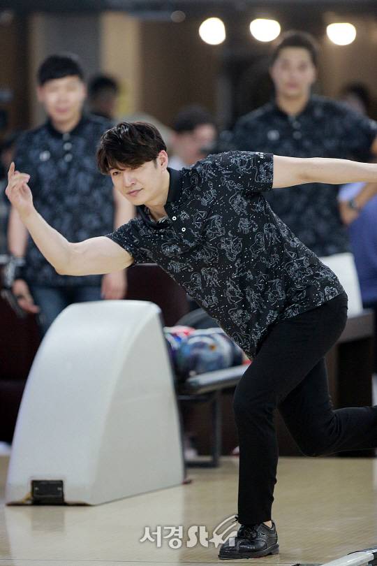 가수 손호영이 24일 오후 서울 성동구 행당동의 한 볼링장에서 연예인 볼링단 창단식에 참석했다.