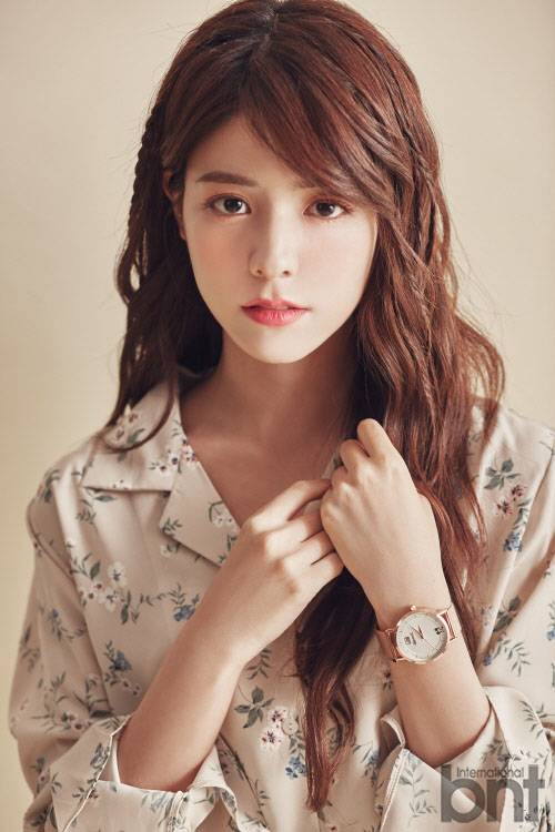 후지이 미나의 단아하고 소녀 같은 화보가 공개됐다. 사진=레인보우미디어