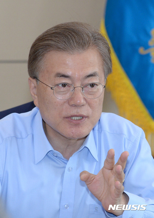 【서울=뉴시스】전진환 기자 = 문재인 대통령이 25일 오전 첫 수석보좌관회의가 열린 청와대 여민관 소회의실에서 모두발언을 하고 있다. 2017.05.25.   amin2@newsis.com