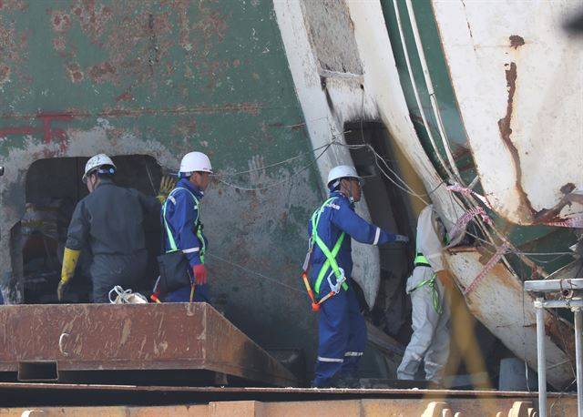 25일 오전 전남 목포신항 세월호 거치장소에서 선체수색 관계자들이 작업을 하고 있다.  연합뉴스