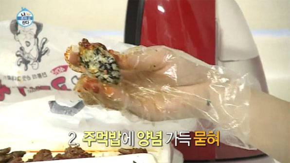 2. 주먹밥에 닭발 양념을 가득 묻힌다.