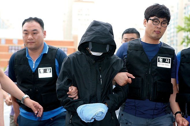 택배 배달원으로 가장하고 아파트에 침입해 50대 주부를 살해하고 금품을 빼앗은 혐의로 체포된 최아무개군이 2016년 6월29일 광주 서부경찰서로 압송되고 있다. ⓒ 사진=연합뉴스