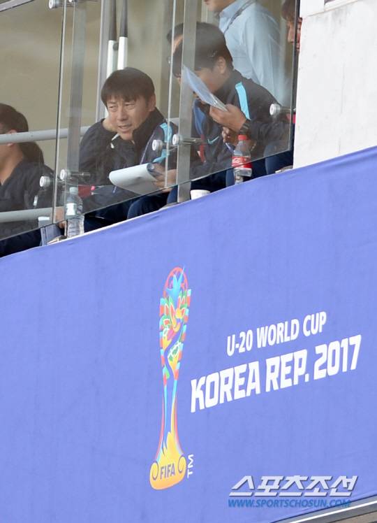 이란과 포르투갈의 2017 FIFA U-20 월드컵 조별리그 C조 3차전 경기가 27일 인천축구전용경기장에서 열렸다. 경기장을 찾은 신태용 감독과 코칭스탭이 그라운드를 바라보고 있다.  이란(승점 3점)과 포르투갈(승점 1점)은 현재 C조 2위 자리를 놓고 치열하게 경쟁하고 있다. 오늘 경기에 따라 오는 30일 열리는 우리나라의 16강전 상대가 가려진다.  인천=허상욱 기자 wook@sportschosun.com/2017.05.27/