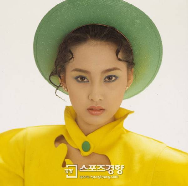 1990년 잡지 레이디경향의 한 페이지를 장식한 배우 오현경.