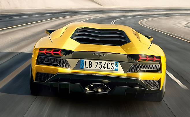 배기구와 뒷면 통풍구 패턴에서 육각형을 발견할 수 있다