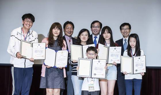 앞줄 왼쪽부터 교육부장관상을 받은 백주한 군, 우수학교상을 대리 수상한 홍현주씨, 교육부장관상을 받은 김세진 교사, 김성민, 이주아 양. 맨 앞은 역시 교육부장관상을 받은 김현덕 군. 뒷줄 왼쪽부터 한국시조시인협회 민병도 이사장, 중앙일보 이하경 주필, 교육부 금용한 학교정책실장. 권혁재 사진전문기자