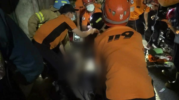 119구조대원들이 강 씨를 구조하고 있다. (화면 제공: 서울 노원소방서)