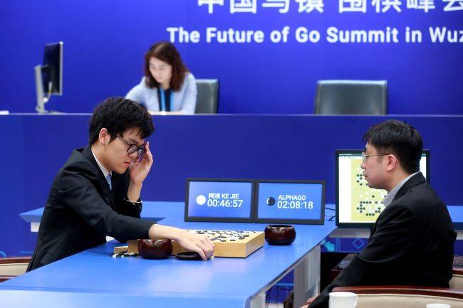 Chinese Go champion Ke Jie (left) competes against Google’s artificial intelligence program AlphaGo in their third match at The Future of Go Summit in Wuzhen, China, last week. (Yonhap)