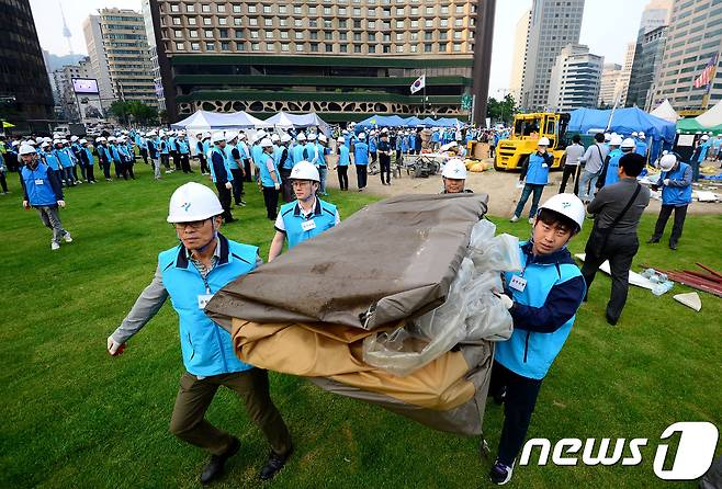 서울시 공무원들이 '대통령 탄핵무효 국민저항 총궐기 운동본부'(탄무국)가 서울광장에 설치한 대형텐트촌에 대해 30일 오전 강제철거를 집행하고 있다. 2017.5.30/뉴스1 © News1 박정호 기자