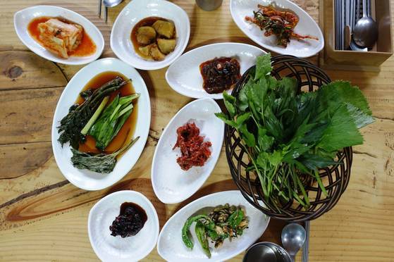 산채정식의 기본 차림에만 8~9가지 나물이 올라온다. 생나물로 곰취·당귀잎·참나물, 초간장절임으로 오가피순·명이·곰취, 장아찌로 오가피순·참나물 섞음과 껍질더덕, 생더덕무침 등이다.