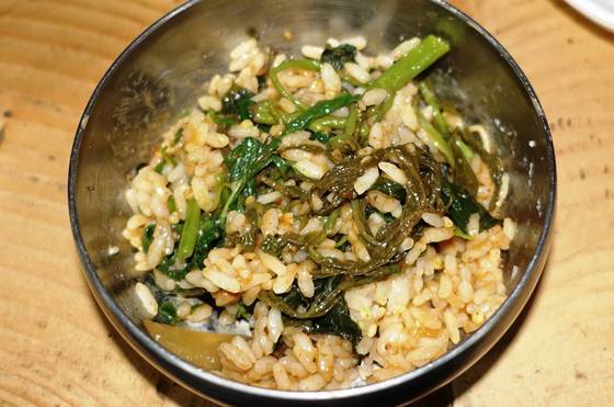 먹고 남은 나물을 11년짜리 된장으로 끓인 된장찌개 뚝배기에 쓸어 담고 밥을 비볐다. 배가 부르다며 손사래를 치던 사람들이 남기지 않고 다 먹었다.