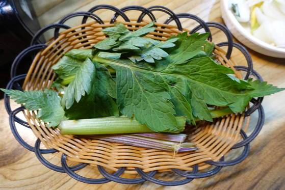 바깥주인 저녁상에 생 나물로 올라온 누릿대. 서울에서는 보기 어려운 산나물이다.
