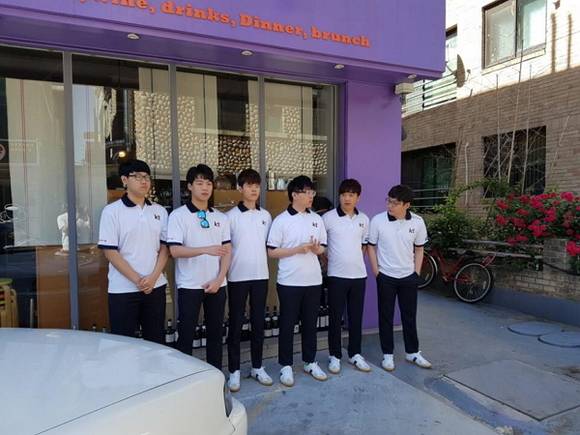 사진=이찬동(맨 왼쪽), kt 롤스터 공식 페이스북
