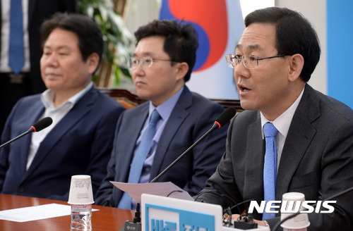 【서울=뉴시스】배훈식 기자 = 30일 오전 서울 여의도 국회 바른정당 회의실에서 열린 의원총회에 참석한 주호영 대표 권한대행 겸 원내대표가 모두발언하고 있다.   주 대행은 이낙연 총리 후보자 인준에 대한 논란이 있었지만 국민의당이 협조하는 쪽으로 기울면서 본회의 표결이 가능해 졌다며 우리 당도 고심하고 있다고 말했다. 2017.05.30.   dahora83@newsis.com