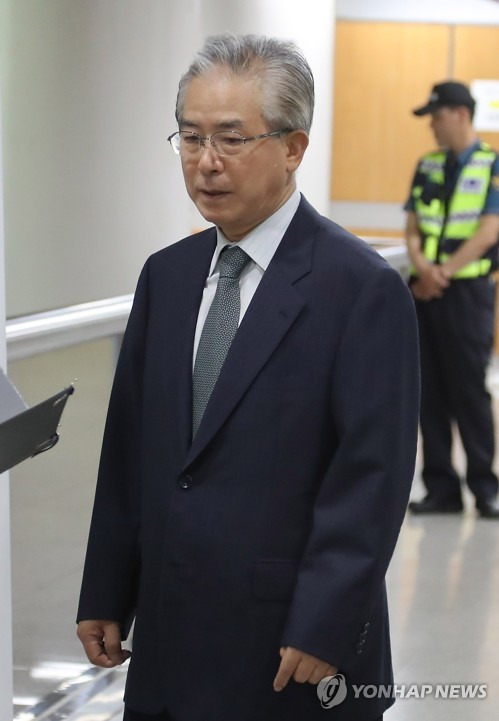 (서울=연합뉴스) 이상학 기자 = 박근혜 전 대통령의 4차 공판이 열린 30일 오전 서초구 서울중앙지방법원에서 마사회 이상영 전 부회장이 증인 출석을 위해 법정으로 들어서고 있다. 2017.5.30      leesh@yna.co.kr